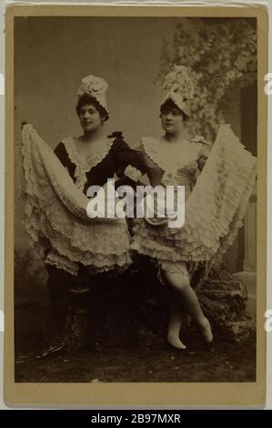 PORTRAIT DE LOUISE WEBER ET AUTRE DANSEUSE Portrait de Louise Weber dite la Goulue (1866-1929) et grille d’Egout. 1886. Photographie anonyme. Paris, musée Carnavalet. Banque D'Images