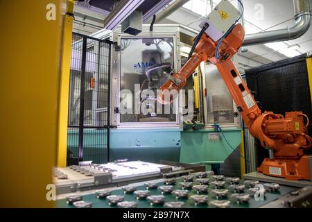 le robot au travail prend une pièce d'aluminium Banque D'Images