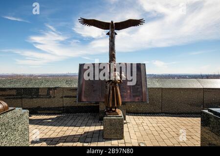 Sculpture d'enfant et d'aigle à Eagle Rock réservation 911 mémorial de jour Banque D'Images