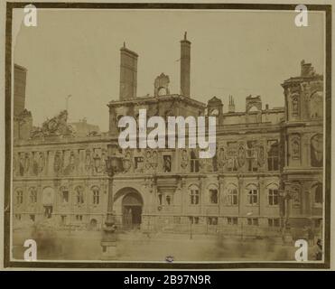 DEVANT L'HÔTEL DE VILLE EN RUINE APRÈS INCENDIE COMMUN, 4ÈME ARRONDISSEMENT, PARIS façade de l'Hôtel de Ville en ruines, après l'incendie de la commune. Paris (IVème arr.), 1871-1874. Photographie anonyme. Paris, musée Carnavalet. Banque D'Images