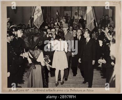 LIBÉRATION DE PARIS - 25 AOUT 1944 SOIR - RÉCEPTION OFFICIELLE À LA PRÉFECTURE DE POLICE. GÉNÉRAL DE GAULLE, LE GOUVERNEUR CHARLES LUIZET, Georges Bidault ET ALEXANDRE PARODI libération de Paris - 25 août 1944 soir - Réception officielle à la Préfecture de police. Le général de Gaulle, le préfet Charles Luizet, Georges Bidault et Alexandre Parodi. Photo de Préfecture de police. Paris, musée Carnavalet. Banque D'Images
