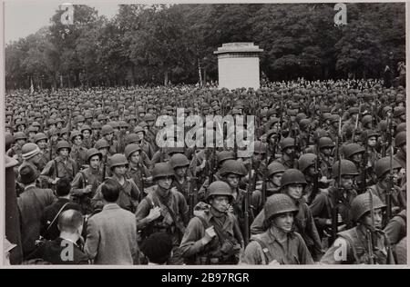LIBÉRATION DE PARIS - 29 AOUT 1944 - DÉFILÉ MILITAIRE DES AMÉRICAINS, G.I DU 28 D.I.U.S, CHAMPS-ELYSÉES ET PLACE DE LA CONCORDE, 8ÈME ARRONDISSEMENT libération de Paris - 29 août 1944 - Défilé de militaires américains, G.I's de la 28ème D.I.U.S, avenue des champs-Elysées et place de la Concorde, Paris (VIIIème arr.). Photo de Préfecture de police. Paris, musée Carnavalet. Banque D'Images