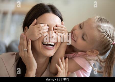 Petite fille s'amuser à jouer avec maman heureuse Banque D'Images