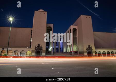 Musée et bibliothèque de l'Université de Sonora. UNISON Rosales Boulevard de Hermposillo, Sonora Mexique. Feux de voiture, lumières de la ville, ville de nuit, architecture, bâtiment....(photo: Luis Gutierrez/Nortephoto).. Museo y biblioteca de la Universidad de Sonora. UNISSON. Bulevar rosales de Hermposillo, Sonora Mexique. luces de autos, luces de la ciudad, ciduad de noche, arquitectrua, edificio. Banque D'Images