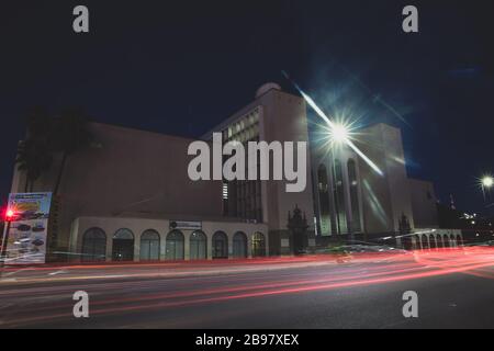 Musée et bibliothèque de l'Université de Sonora. UNISON Rosales Boulevard de Hermposillo, Sonora Mexique. Feux de voiture, lumières de la ville, ville de nuit, architecture, bâtiment....(photo: Luis Gutierrez/Nortephoto).. Museo y biblioteca de la Universidad de Sonora. UNISSON. Bulevar rosales de Hermposillo, Sonora Mexique. luces de autos, luces de la ciudad, ciduad de noche, arquitectrua, edificio. Banque D'Images