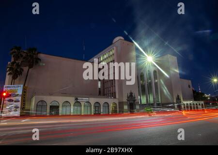 Musée et bibliothèque de l'Université de Sonora. UNISON Rosales Boulevard de Hermposillo, Sonora Mexique. Feux de voiture, lumières de la ville, ville de nuit, architecture, bâtiment....(photo: Luis Gutierrez/Nortephoto).. Museo y biblioteca de la Universidad de Sonora. UNISSON. Bulevar rosales de Hermposillo, Sonora Mexique. luces de autos, luces de la ciudad, ciduad de noche, arquitectrua, edificio. Banque D'Images