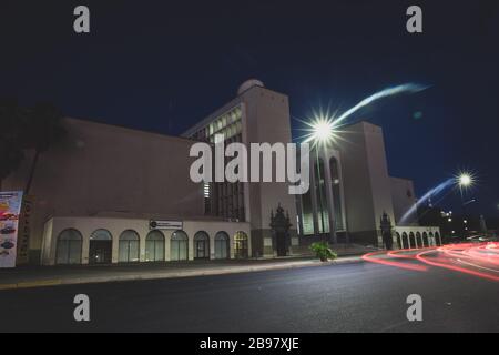 Musée et bibliothèque de l'Université de Sonora. UNISON Rosales Boulevard de Hermposillo, Sonora Mexique. Feux de voiture, lumières de la ville, ville de nuit, architecture, bâtiment....(photo: Luis Gutierrez/Nortephoto).. Museo y biblioteca de la Universidad de Sonora. UNISSON. Bulevar rosales de Hermposillo, Sonora Mexique. luces de autos, luces de la ciudad, ciduad de noche, arquitectrua, edificio. Banque D'Images