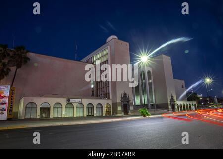 Musée et bibliothèque de l'Université de Sonora. UNISON Rosales Boulevard de Hermposillo, Sonora Mexique. Feux de voiture, lumières de la ville, ville de nuit, architecture, bâtiment....(photo: Luis Gutierrez/Nortephoto).. Museo y biblioteca de la Universidad de Sonora. UNISSON. Bulevar rosales de Hermposillo, Sonora Mexique. luces de autos, luces de la ciudad, ciduad de noche, arquitectrua, edificio. Banque D'Images