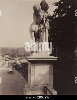 CASSANDRA VA SOUS LA PROTECTION DE PALLAS, SCULPTURE PAR AMOUR Millet, TUILERIES DE JARDIN, 1ère arrondissement, PARIS Aimé Millet (1819-1891). 'Cassandre se met sous la protection de Pallas'. Jardin des Tuileries. Paris (Ier arr.), 1911. Photo d'Eugène Atget (1857-1927). Paris, musée Carnavalet. Banque D'Images