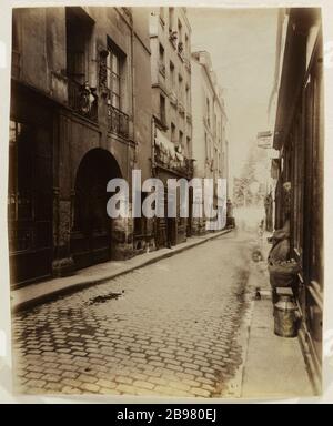 COLLÈGE CHANAC 12 RUE BIEVRE, 5ÈME ARRONDISSEMENT, PARIS Collège de Chanac, 12 rue de Bièvre. Paris (Vème arr.), août 1900. Photo d'Eugène Atget (1857-1927). Paris, musée Carnavalet. Banque D'Images