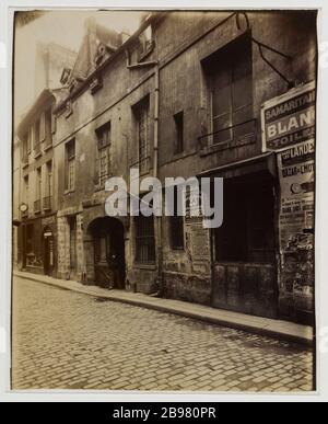 L'ENTRÉE LE PASSAGE DE MAISON DES SINGES, 6 RUE Guillemites, 4ÈME ARRONDISSEMENT, PARIS la maison de l'entrée du passage des singes, 6 rue des Guillemites, Paris (IVème arr.), 1911. Photo d'Eugène Atget (1857-1927). Paris, musée Carnavalet. Banque D'Images