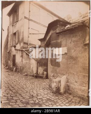 Entrée de la maison / Balzac - 1840 - 48/24 rue Berton. Entrée à la maison de Balzac, terminaux limités Auteuil et Passy, ​​24 rue Berton, 16ème arrondissement, Paris 'entrée de la maison de Balzac, borne limitative des seigneuries d'Auteuil et de Passy, 24 rue Berton, Paris (XVIème arr.)'. Photo d'Eugène Atget (1857-1927). Papier de barrage, albumé, 1840. Paris, musée Carnavalet. Banque D'Images