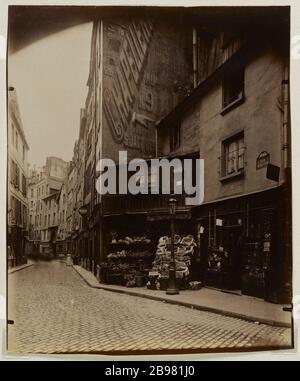 77 RUE GALANDE, 5ÈME ARRONDISSEMENT, PARIS 77 rue Galande, Paris (Vème arr.), mai 1899. Photo d'Eugène Atget (1857-1927). Paris, musée Carnavalet. Banque D'Images