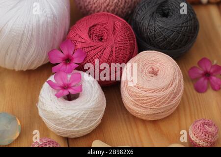 billes de fil rose, blanc et gris Banque D'Images