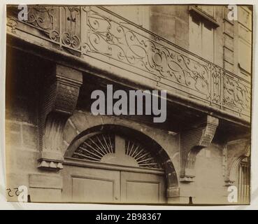 DÉTAILS BALCON HOTEL LAMBERT. 1, Quai d'Anjou, 4ÈME ARRONDISSEMENT, PARIS Détail du balcon, Hôtel Lambert. 1, quai d'Anjou, Paris (IVème arr.), 1908. Photo d'Eugène Atget (1857-1927). Paris, musée Carnavalet. Banque D'Images