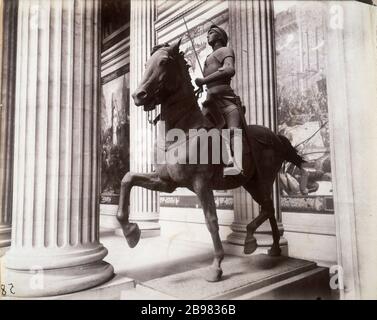 STATUE DE JEANNE D'ARC PAR DUBOIS, À L'INTÉRIEUR DU PANTHÉON "Statue de Jeanne d'Arc par Dubois, avant du Panthéon", Paris (Vème arr.). Photo d'Eugène Atget (1857-1927). Paris, musée Carnavalet. Banque D'Images