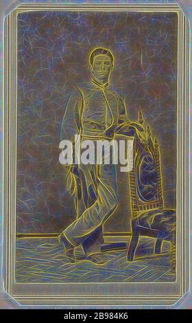 Portrait d'un soldat confédéré debout sur une chaise ornée, tenue de cap, Young's Gallery, vers 1863, imprimé argent albumine, réimaginé par Gibon, conception de chaleureux gai lumineux et lumineux rayonnant. L'art classique réinventé avec une touche moderne. Photographie inspirée par le futurisme, embrassant l'énergie dynamique de la technologie moderne, le mouvement, la vitesse et révolutionnez la culture. Banque D'Images