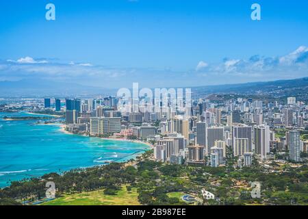 Panorama sur la plage de Waikiki à partir du cratère de Diamond Head à Oahu, Hawaï Banque D'Images