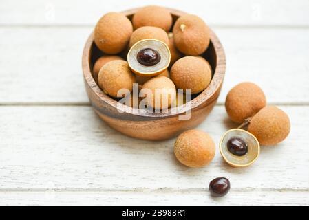 Dimocarpus longan fruits exotiques sur fond de bol en bois / fruits frais Longan tropicaux en Thaïlande Banque D'Images