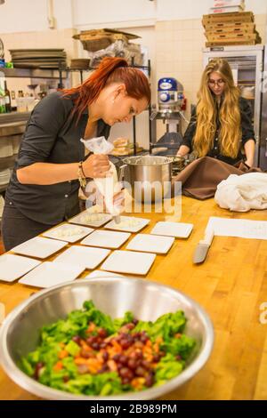Chef Fredericks dans la cuisine commerciale, École des arts culinaires et de la gestion de l'hôtel, Santa Barbara City College, Santa Barbara, Californie Banque D'Images
