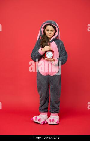 petite fille porter le costume de lapin de pâques. Lève-tôt. Triste enfant dans le pyjama kigurumi, réveil. Heure de réveil. Doux rêves. Bonjour à vous. Personnes et concept de coucher. Banque D'Images