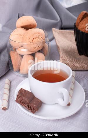 Tasse de thé avec biscuits à la cannelle et chocolat Banque D'Images