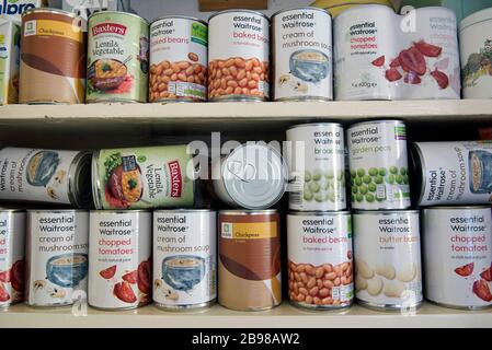 Conserves alimentaires, stockage de conserves alimentaires stockées dans des armoires, stockage en raison de la pandémie de coronavirus corvid 19 Londres Royaume-Uni Banque D'Images