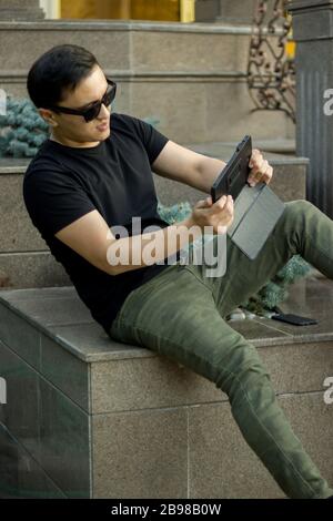 Gaming asian jeune homme avec tablette Banque D'Images
