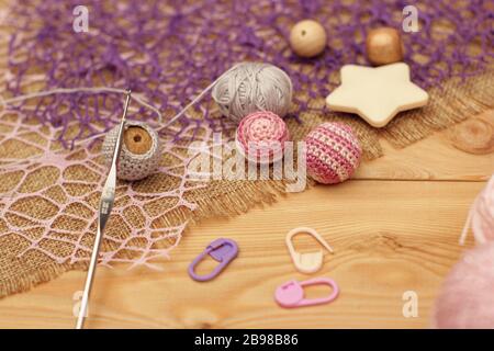 Fils colorés, crochet crochet sur fond en bois Banque D'Images