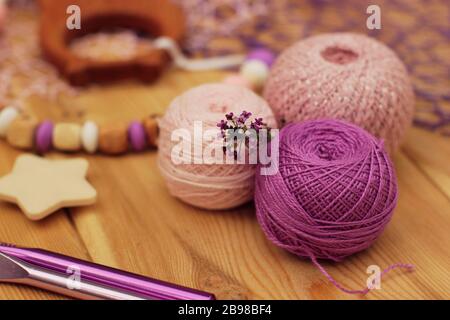 balles et crochets de fils de crochet roses et violets Banque D'Images