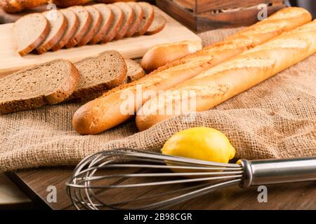 Baguette française avec bagels turcs et tranches de pain Banque D'Images