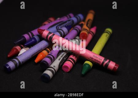 Une pile de crayons de crayola à utiliser pour la couleur ou la couleur Banque D'Images