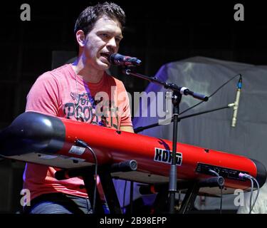 Le chanteur et compositeur Andy Grammer se produit à l'amphithéâtre Mizner Park à Boca Raton, en Floride. Banque D'Images