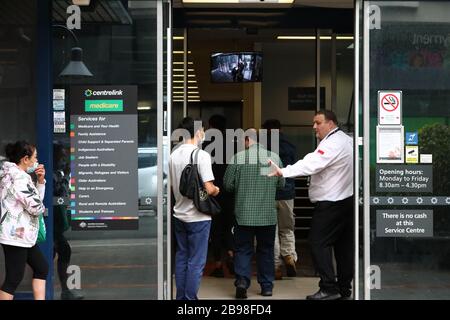 SYDNEY, AUSTRALIE, 24 mars 2020, les gens se rendent dans un centre de services Centerlink à Burwood, Sydney, après que les pertes d'emploi dues au coronavirus ont provoqué une hausse de la demande de paiements de chômage. Crédit: Sebastian Reategui/Alay Live News Banque D'Images