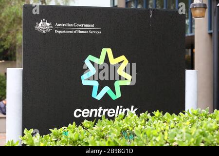 SYDNEY, AUSTRALIE, 24 mars 2020, les gens se rendent dans un centre de services Centerlink à Burwood, Sydney, après que les pertes d'emploi dues au coronavirus ont provoqué une hausse de la demande de paiements de chômage. Crédit: Sebastian Reategui/Alay Live News Banque D'Images