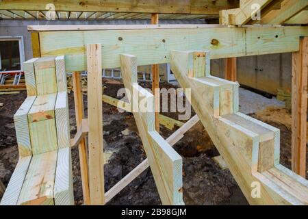 L'installation de patio de pont la construction. dotées d'un pont au-dessus du sol Banque D'Images