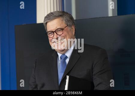 Washington, États-Unis. 23 mars 2020. Le procureur général des États-Unis, William P. Barr, participe à une séance d'information des membres du Groupe de travail sur le coronavirus à la Maison Blanche, à Washington, DC, le 23 mars 2020. Photo de Chris Kleponis/UPI crédit: UPI/Alay Live News Banque D'Images