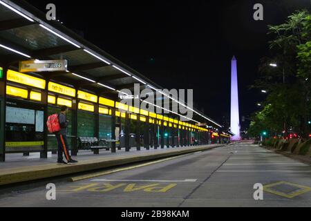 Buenos Aires, le 23 mars 2020 - vue de l'obélisque et de l'avenue 9 de Julio complètement déserté par les mesures prises par le gouvernement argentin à précédent Banque D'Images