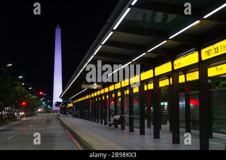 Buenos Aires, le 23 mars 2020 - vue de l'obélisque et de l'avenue 9 de Julio complètement déserté par les mesures prises par le gouvernement argentin à précédent Banque D'Images