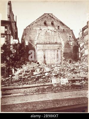 THÉÂTRE DE SAINT MARTIN PORTE FEU Théâtre de la porte Saint-Martin incendié (ruines de la commune, 1871). Photo d'Alfonse Libert (1827-1914). Paris, musée Carnavalet. Banque D'Images