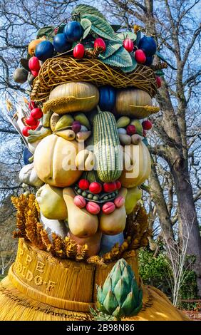 Sculpture inhabituelle de l'artiste Philip Haas : une tête formée d'une collection de légumes, exposée dans le jardin RHS, Wisley, Surrey Banque D'Images