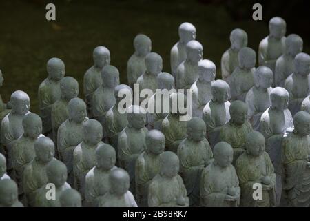 Kamakura, Japon - 19 mai 2019 : rangées de statues de pierre Jizo Bodhisattva dans le temple de Hase-Dera à Kamakura, Japon. Jizo est spécial pour les femmes enceintes A Banque D'Images