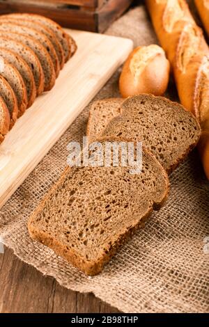 Baguette française avec bagels turcs et tranches de pain Banque D'Images