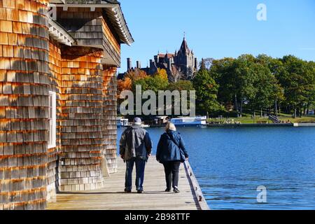 Alexandria Bay, New York, U.S.A - 24 octobre 2019 - un vieux couple marchant sur le chemin par Boldt Yacht House donnant sur le feuillage d'automne le long du Saint-Laurent Banque D'Images