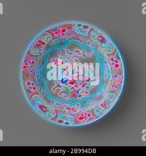 Assiette à soupe avec des plantes à fleurs, les sprays de fleurs et les attributs des Huit Immortels, assiette de porcelaine, peint sur la glaçure en bleu, rouge, rose, vert, jaune, noir et or. Sur l'étagère un cartouche festonné avec un groupe de plantes à fleurs, sur le mur, quatre groupes de plantes à fleurs (pivoines, aster), la frontière avec le travail de serviette à grandes fleurs alternant avec quatre fois les attributs de l'Huit Immortels (tige de lotus, calebasse) en cartouches, lobées l'arrière avec trois fois un champignon lingzhi (). Famille rose., anonyme, la Chine, l'c. 1725 - c. 1749, dynastie Qing-(1644-1912) / période Yongzheng Banque D'Images