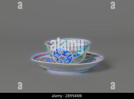 En forme de tasse et soucoupe avec lotus plantes et cocardes avec chrysanthème morte, en forme de cloche tasse et soucoupe en porcelaine peinte sur l'émail en bleu, rouge, rose, vert et noir. Sur la plaque de l'plat un médaillon avec une fleur branche, alternativement trois fois l'usine de lotus et trois médaillons à boissons chrysanthème enregistré dans un fond bleu, la frontière avec un groupe de travail serviette intercalés avec une fleur vigne dans un cartouche. La tasse avec la même décoration. Famille rose., anonyme, la Chine, l'c. 1725 - c. 1749, dynastie Qing-(1644-1912) / Yongzheng-période (1723-1735) / (1736-période Qianlong Banque D'Images