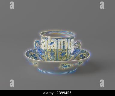 Tasse et soucoupe d'aérosols de fleurs dans un panneau de décoration, tasse et soucoupe en porcelaine, la tasse avec deux oreilles recourbés, peint en bleu sous glaçure. Sur le mur de la tête, huit cartouches allongé rempli de fleurs différentes vaporisations (lotus, prunus, pivoine, chrysanthème) creusée dans un sol de travail serviette, entre les compartiments a ruyi motif sur le bord, le bord interne avec nappes travail. Sur la plaque de l'plat un médaillon festonné avec la direction générale de la pivoine et des oiseaux, autour de le médaillon en forme de pétale de huit cartouches remplies de fleurs différentes vaporisations (lotus, chrysanthème) découpées dans un motif de serviette Banque D'Images