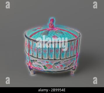 Boîte couverte en Cilidrical en forme de cage de cricket, couvercle en boîte cylindrique en porcelaine, se terminant par un bouton droit comme bouton de couverture. Peint en bleu sous-brillant et sur l'émail rouge, vert, jaune et noir. Sur la grille du couvercle avec des fleurs lâches. Imari, Jean Theodore Royer, anonyme, Japon, c. 1675 - c. 1699, époque Edo (1600-1868), porcelaine (matériau), glaçure, cobalt (minéral), vitrification, h 3.5 cm × d 12 cm, repensé par Gibon, conception de lumière chaude et gaie, rayonnant de lumière et de radiance de lumière. L'art classique réinventé avec une touche moderne. Photographie inspirée par le futur Banque D'Images