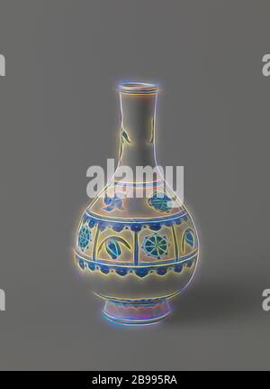 Vase bouteille en forme de poire avec symboles auspicieux et fleurs stylisées, vase en porcelaine en forme de bouteille avec un corps en forme de poire et à long cou, peint en bleu sous glaçure. Sur le ventre deux bandes divisé en compartiments avec symboles chanceux (chakra) et de fleurs stylisées, séparées par deux rubans. Une fleur stylisée deux fois sur le cou. Un groupe avec motifs feuilles soulevées autour du pied. Une bande décorative sur le pied. Bleu et blanc., Jean Théodore Royer, anonyme, la Chine, l'c. 1680 - c. 1720, Qing Dynasty, Kangxi (1644-1912) / (1662-1722) période, Porcelaine, glaçure (matériel), le cobalt (minéral), vitrific Banque D'Images
