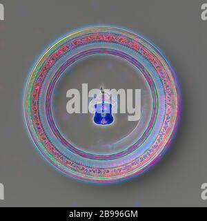 La plaque avec les armoiries de la famille Van Idsinga, petite assiette de porcelaine, peint sur la glaçure en bleu, rouge, rose, vert, noir et or. Sur le plateau les armoiries de la famille Van Idsinga avec un fond bleu avec une rose d'argent ou d'une fleur et une paire de trèfles d'or. Le casque signe est un paon et l'arme est entouré de vignes en feuilles, bande décorative sur le mur, la frontière avec une bande de motifs floraux morte couverte par deux rubans. Avec l'émail de porcelaine d'armes nucléaires. couleurs, anonyme, la Chine, l'c. 1775 - c. 1799, dynastie Qing-(1644-1912) / période de Qianlong (1736-1795) / Jiaqing-période (1796-182 Banque D'Images